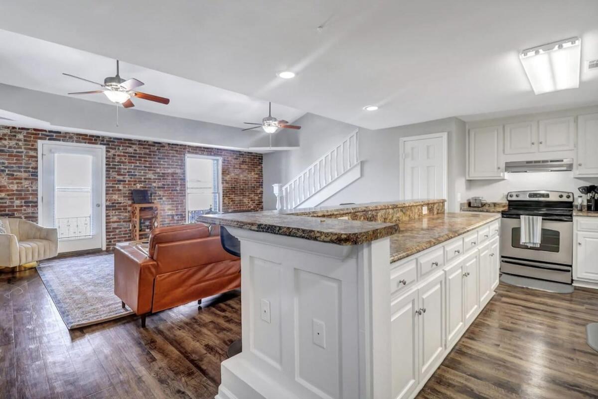 Apartamento Eagle'S Landing Loft-Downtown Above Bull & Barrel Statesboro Exterior foto