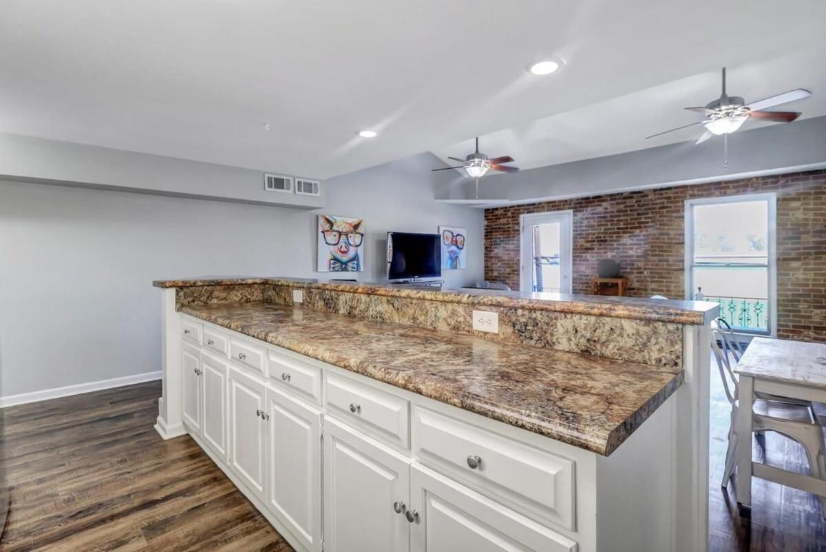 Apartamento Eagle'S Landing Loft-Downtown Above Bull & Barrel Statesboro Exterior foto